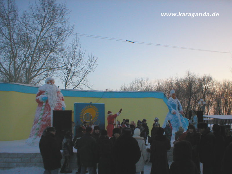 Ded Moroz auf der Bühne in Karaganda